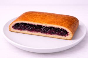 Пирог с черной смородиной